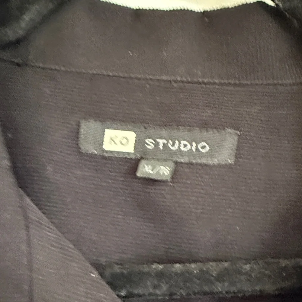 Men's Black and White Button-Up Shirt - Picture 2 of 4
